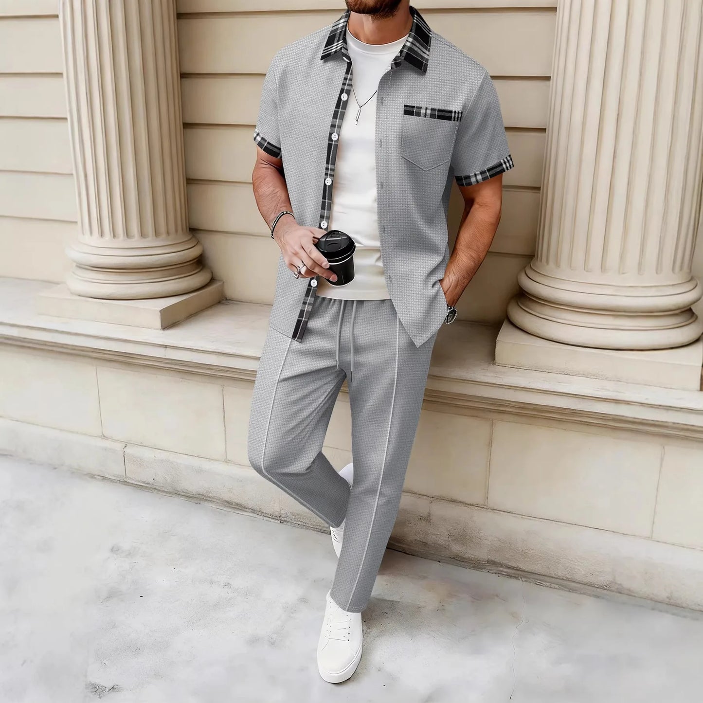 Ensemble chemise gris clair à col boutonné et pantalon gris clair à taille élastique, porté