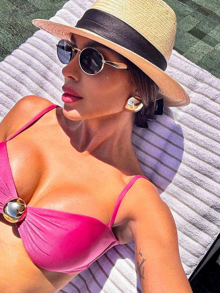 Haut de bikini bandeau rose fuchsia avec anneau doré, bretelle fine réglable.