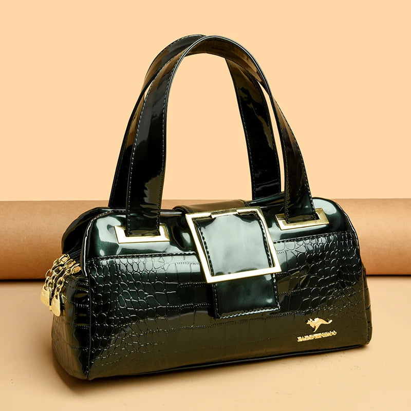 Sac à main en cuir verni effet croco vert foncé, poignées et fermoir rectangulaire doré