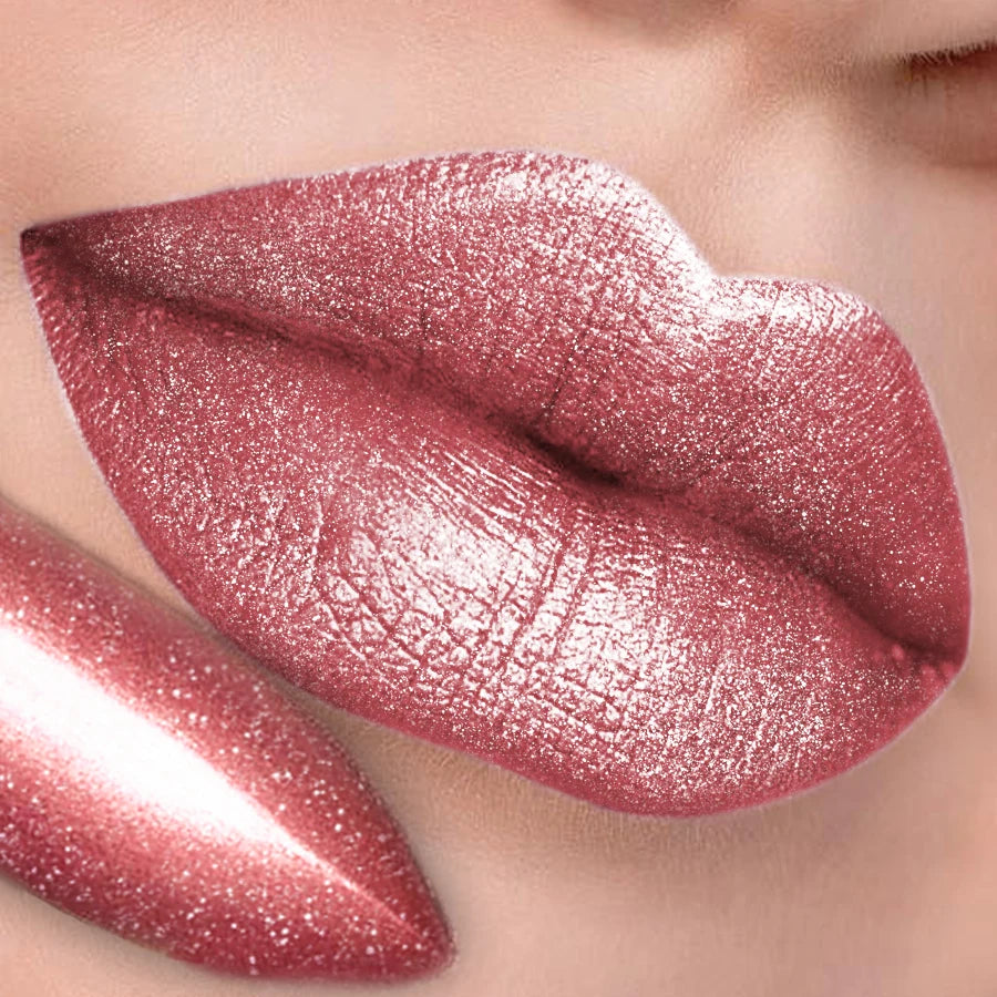 Lèvres rose foncé à paillettes, reflets argentés et finition satinée brillante