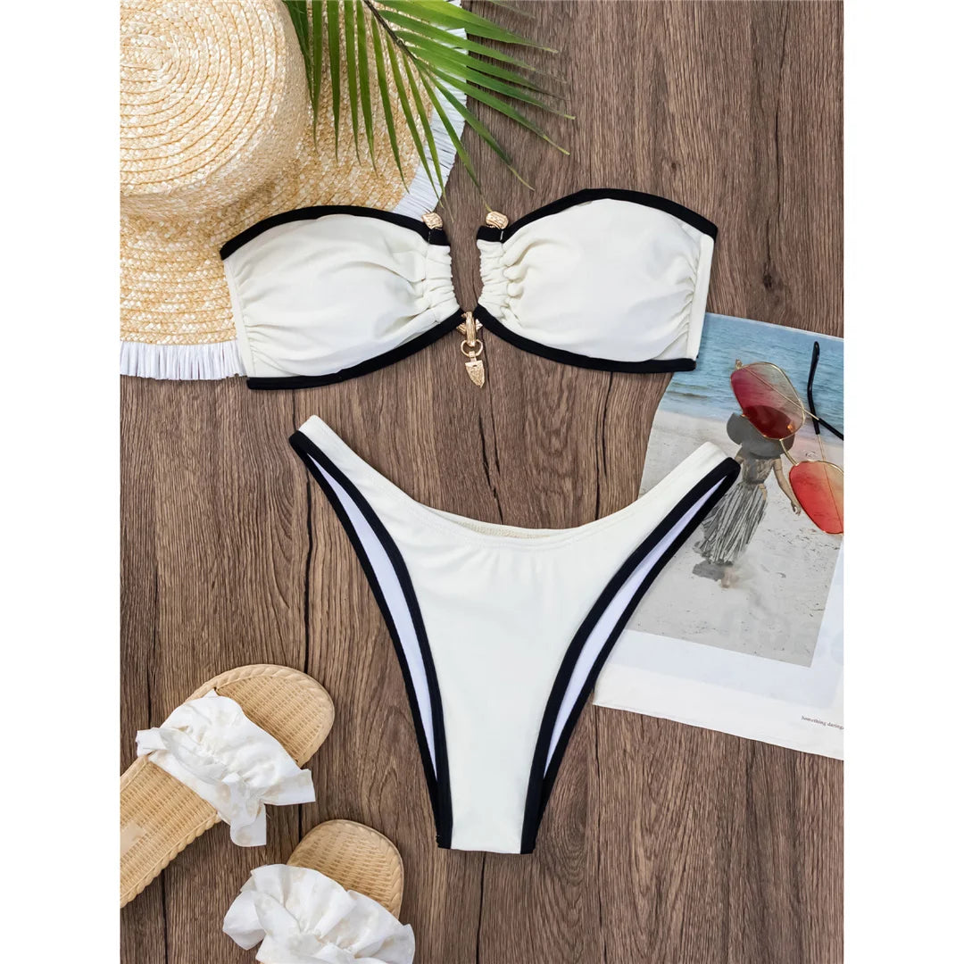 Ensemble bikini brésilien 2 pièces blanc cassé/noir, anneau métal et lanières contrastées