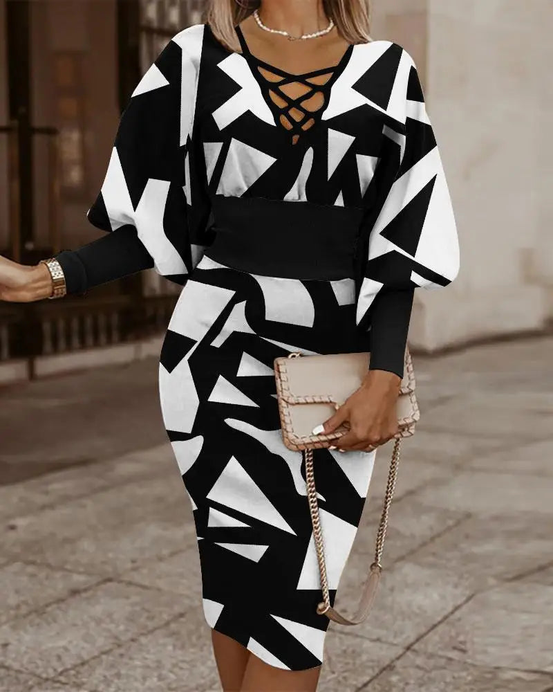Robe midi à col en V croisé, manches longues, imprimé abstrait noir et blanc.