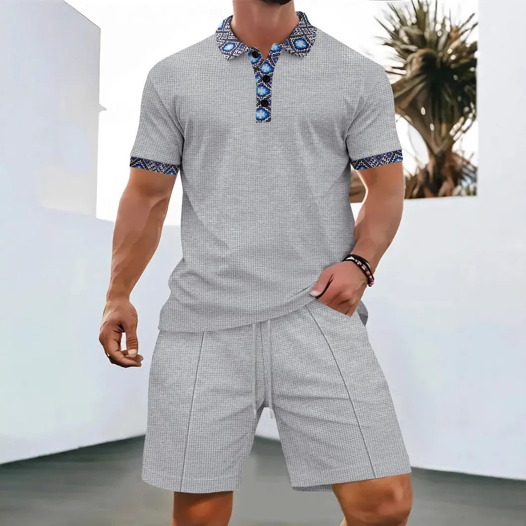 Ensemble polo homme gaufré gris : col bleu à motif, polo zippé et short assorti.