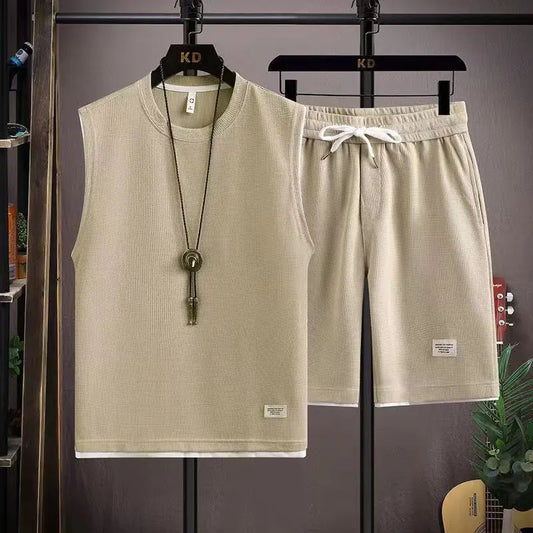 Ensemble t-shirt col rond beige clair et short à cordon sur cintres
