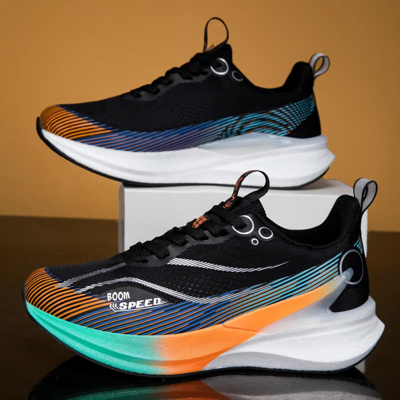 Paire de baskets noires à lacets, semelle épaisse orange-bleu et turquoise.