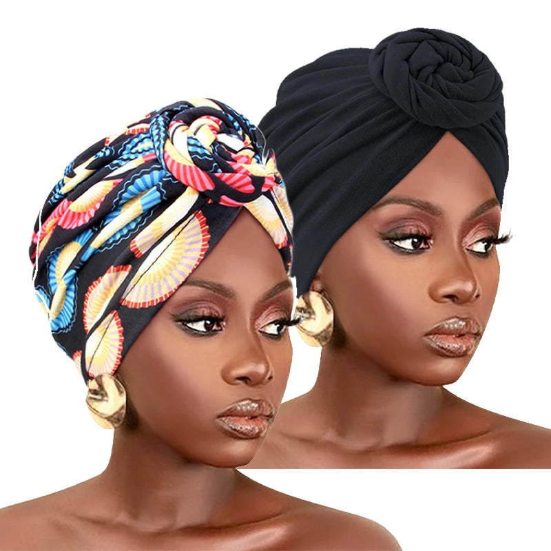 Lot de 2 turbans africains : un noir torsadé et un imprimé à rayures, bleu et rouge.