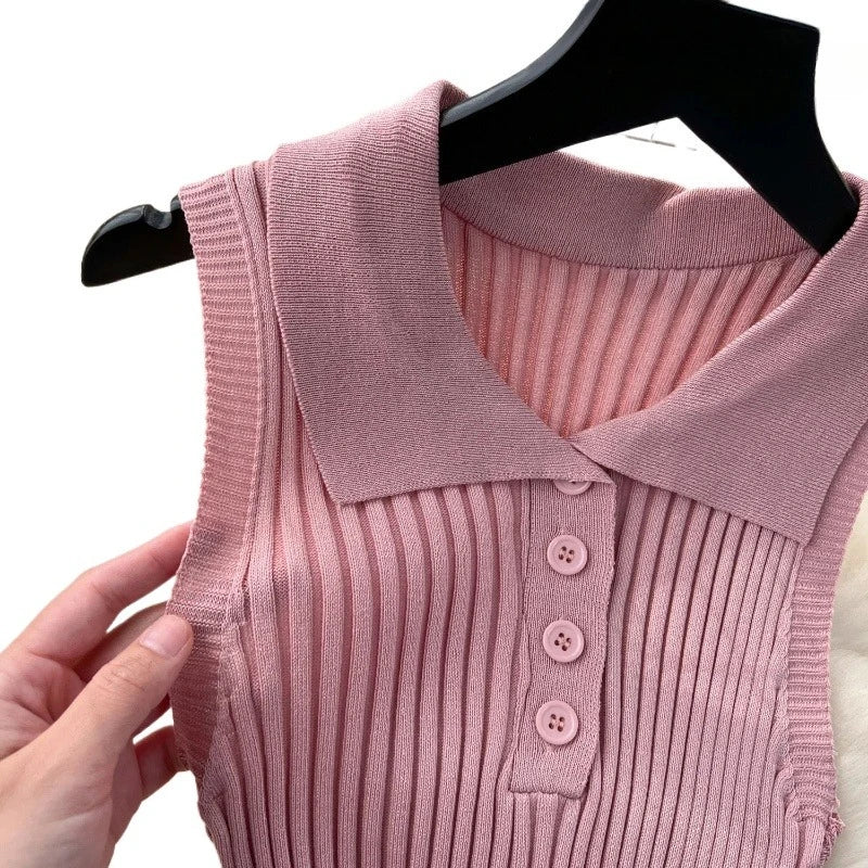 Robe courte en maille côtelée rose poudré, col polo et patte à boutons