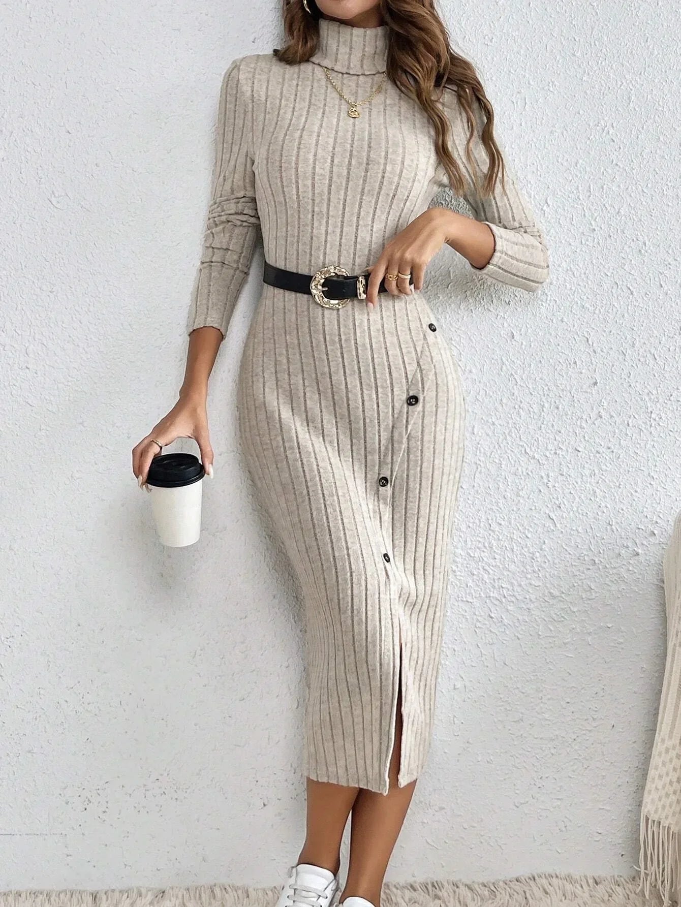 Robe mi-mollet côtelée kaki clair à col roulé, fente boutonnée, avec ceinture.