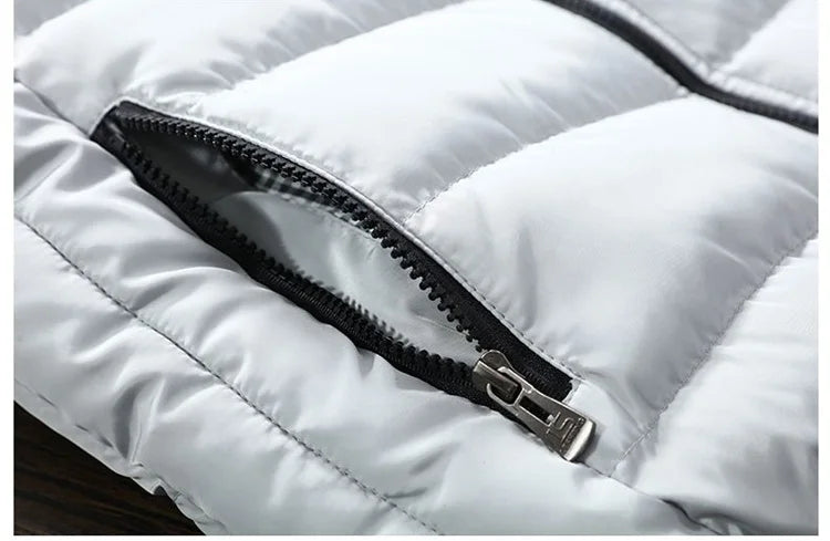 Gilet matelassé sans manches clair avec zip noir visible et liseré texturé