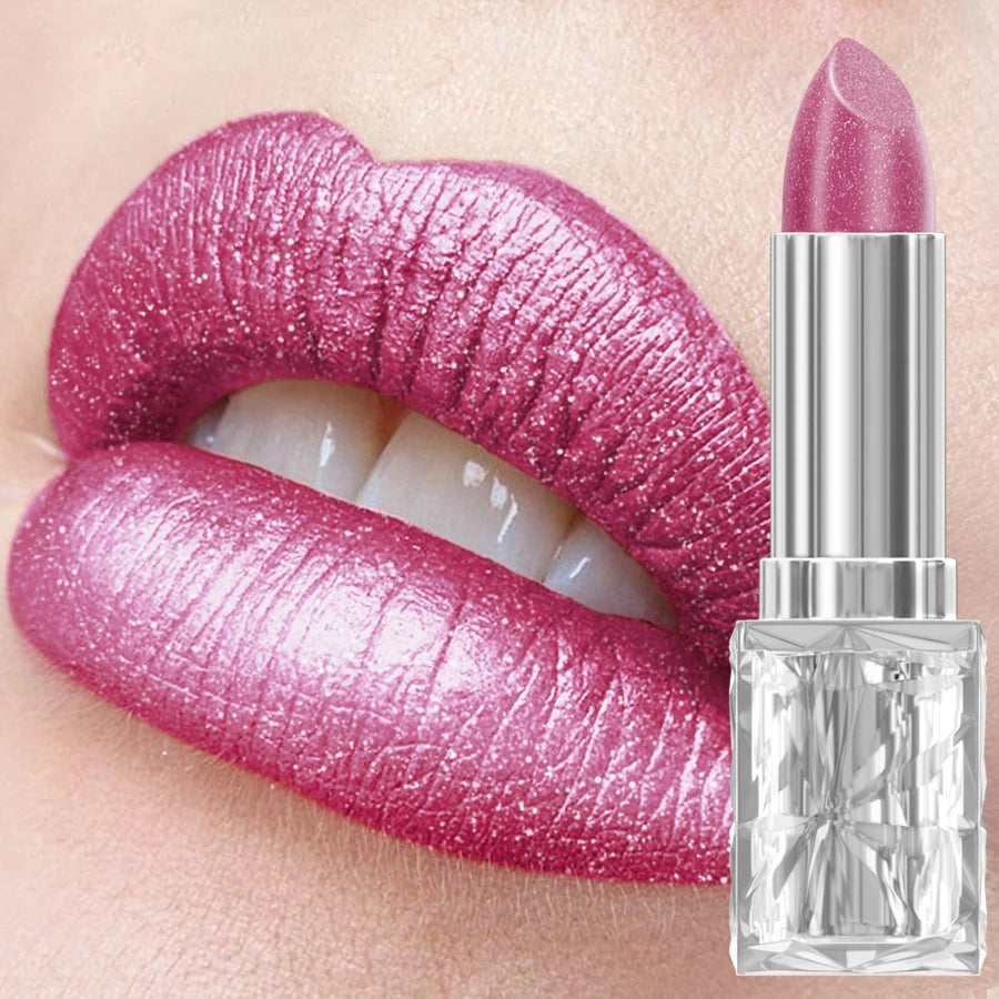 Rouge à lèvres velours pailleté métallisé mauve, lèvres entrouvertes avec brillance