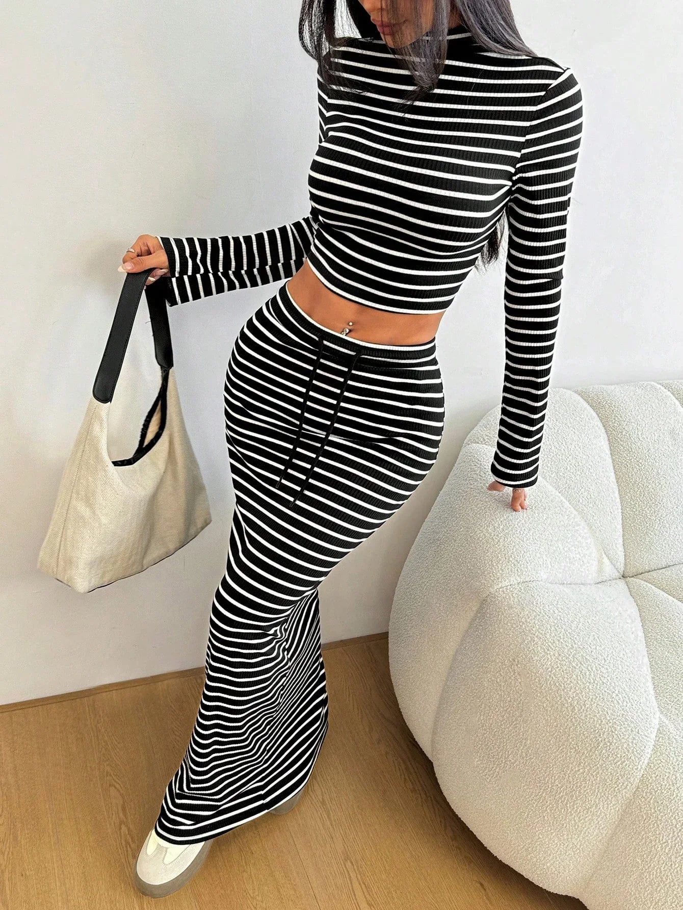 Ensemble femme rayé noir et blanc: haut court col roulé, jupe longue à cordon