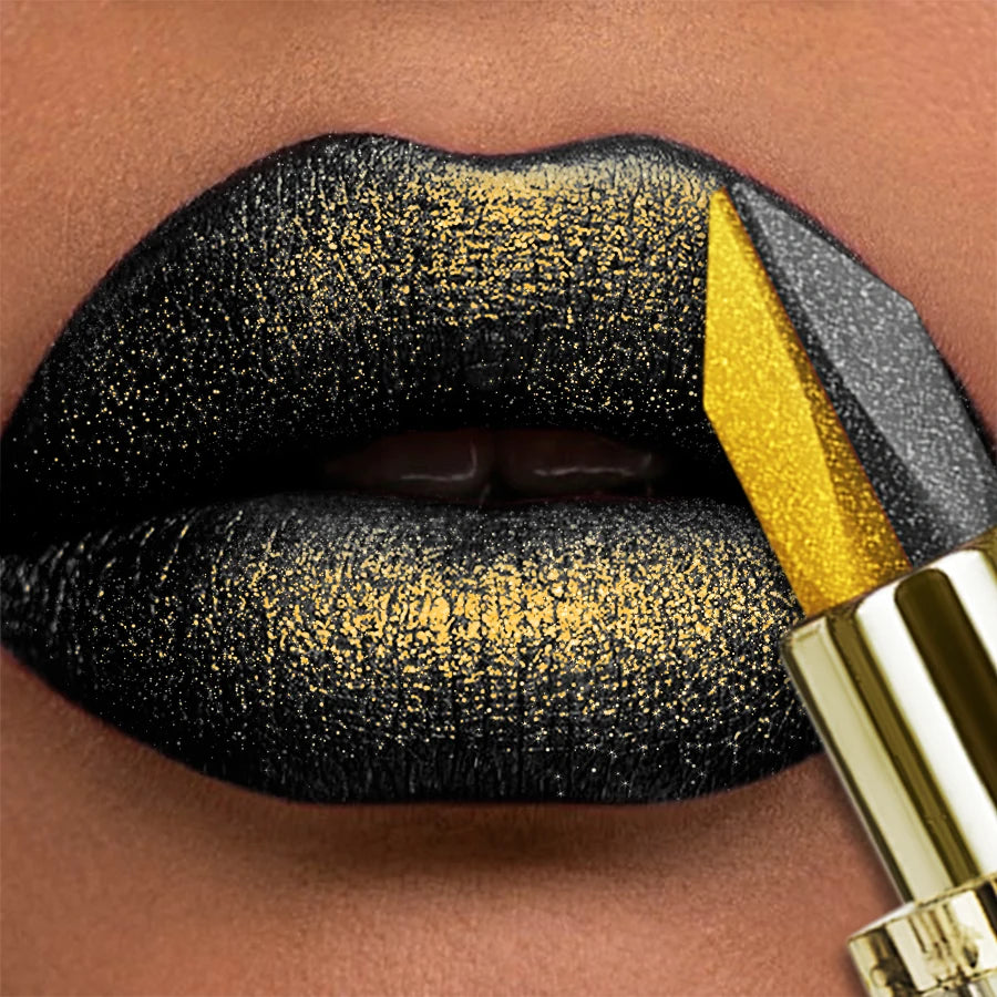 Rouge à lèvres noir pailleté avec pointe jaune, rendu fondu sur lèvres