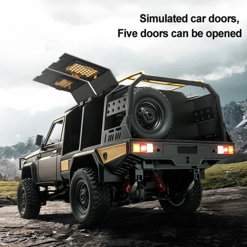 Camionnette RC crawler 1/12 4x4 noire, détails dorés, caisse et roues à crampons.