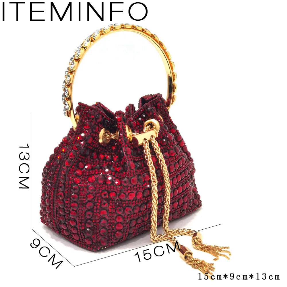 escarpin très chic luxe a bout pointu de qualité et talons dorée ainsi que le sac a bandoulière assorti aux escarpins