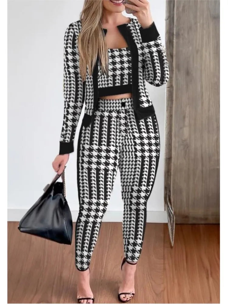 Ensemble 3 pièces pied-de-poule : veste noir et blanc, pantalon slim et top noir.
