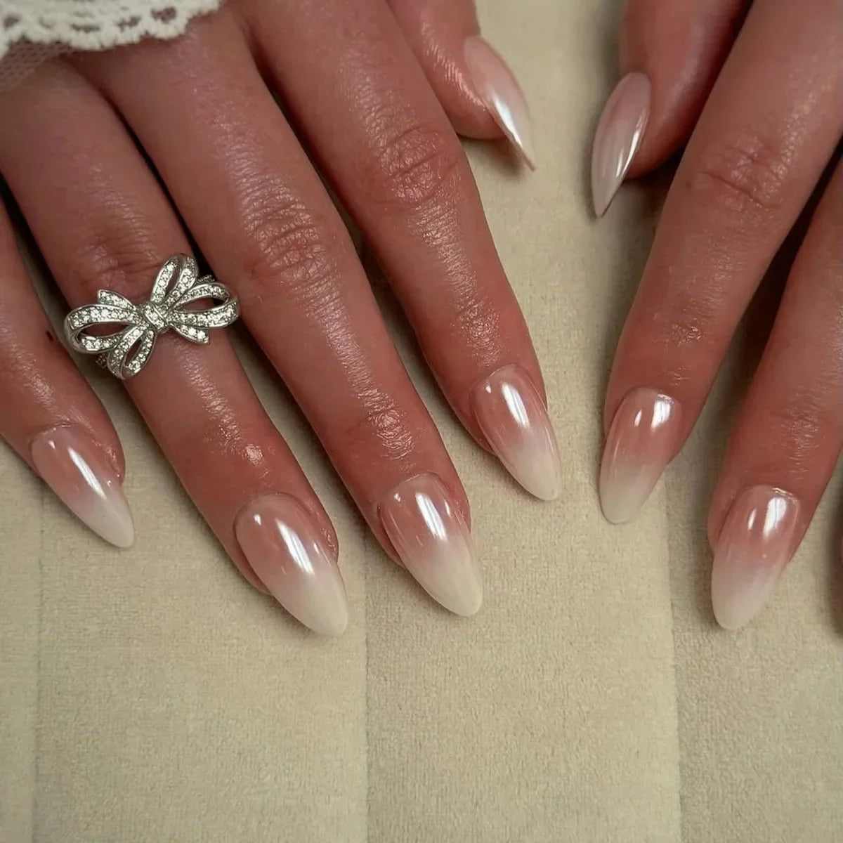 Faux ongles pointus , Aurora noir, blanc, nacré, brillant