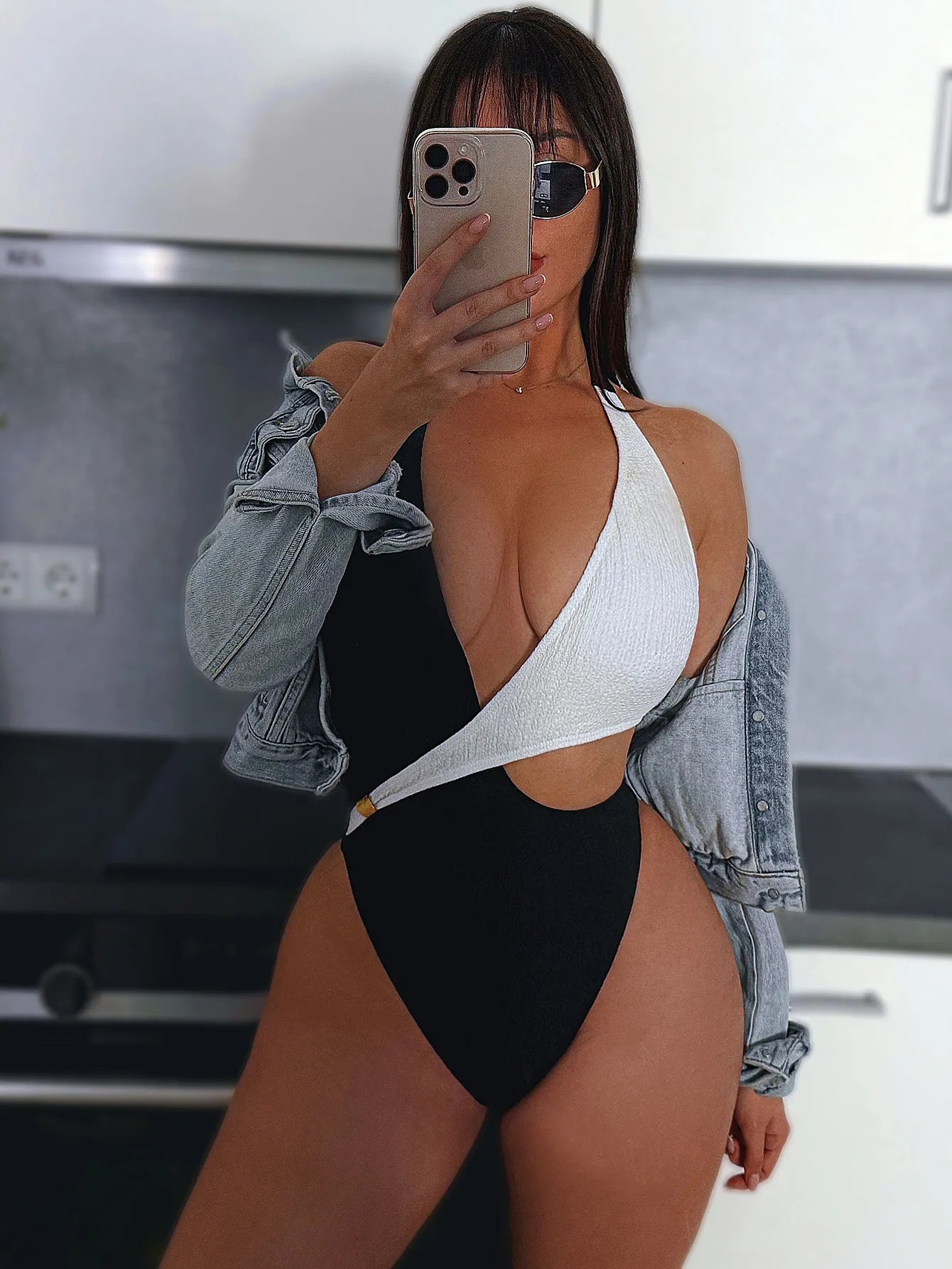 Maillot de bain une pièce dos nu, blanc et noir, col plongeant, taille haute