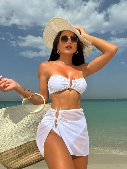 Maillot de bain trois pièces blanc: bandeau froncé, jupe maille fluide, nœuds dorés.
