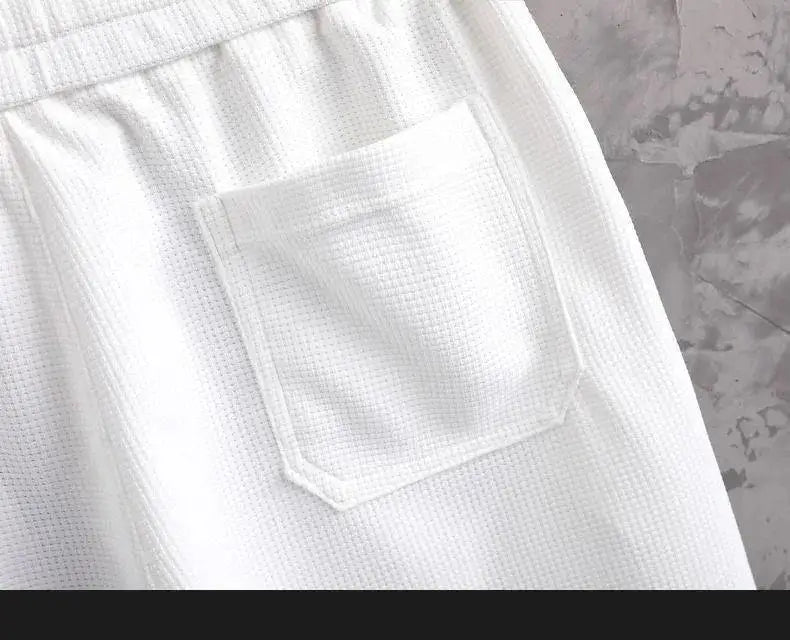 Short blanc texturé avec poche et couture, bord élastique