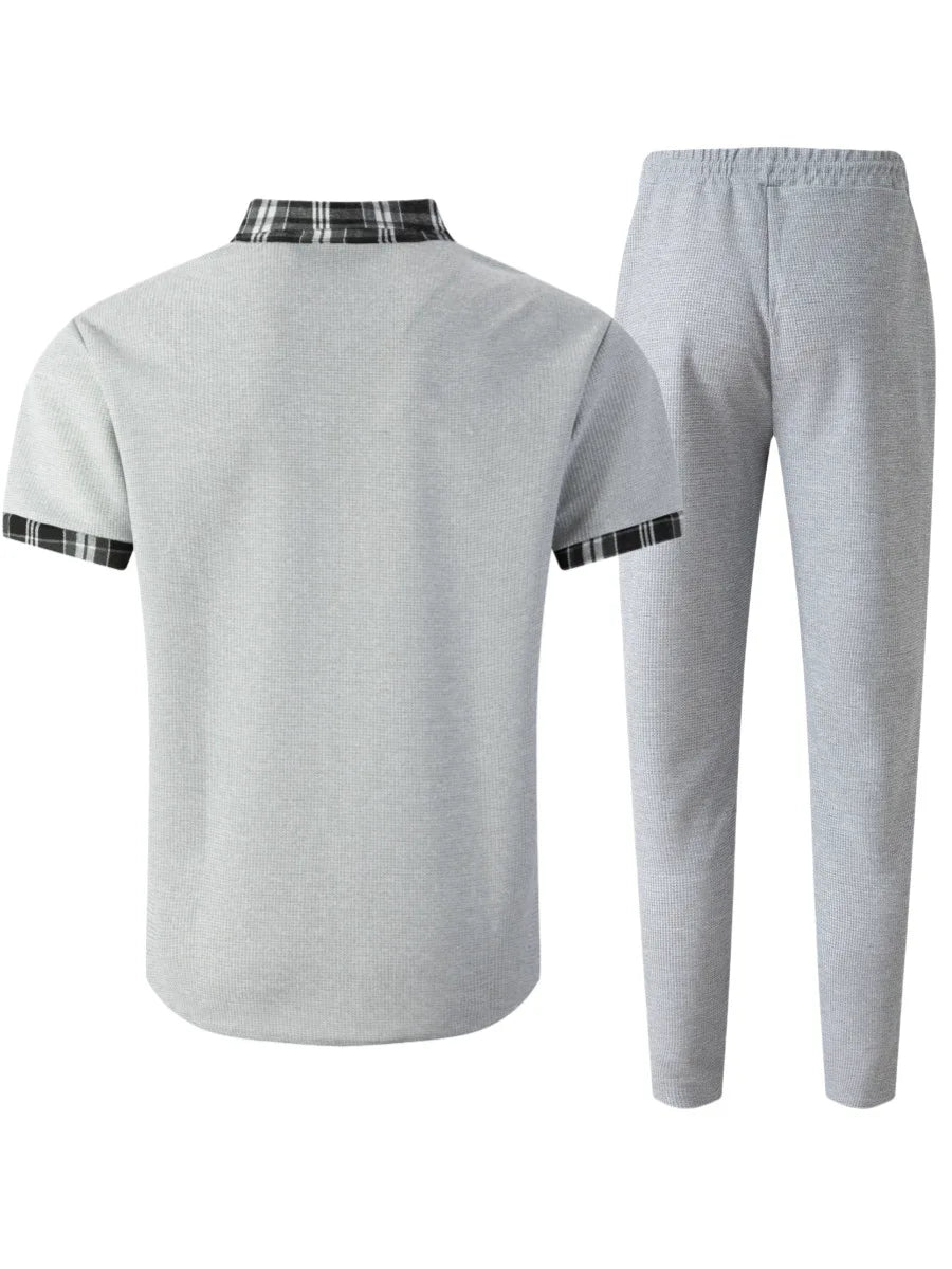 Ensemble chemise gris clair à manches courtes et empiècements à carreaux, pantalon gris clair à taille élastique