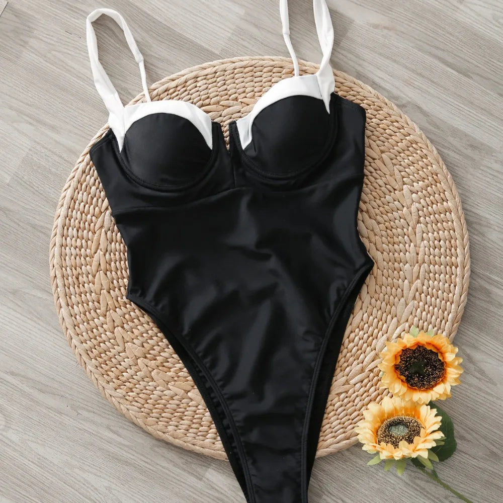 Maillot de bain une pièce noir vue du dessus, buste doublé, bretelles crème, échancrure