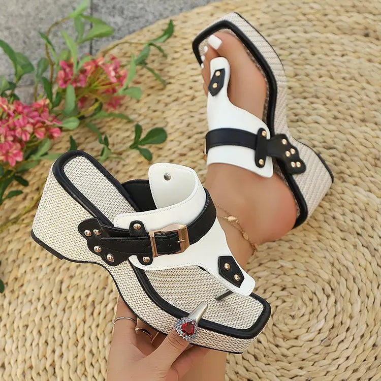 chaussure mode femme avec boucle en métal et talon haut