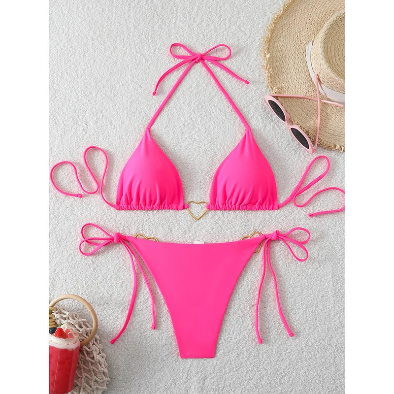 Ensemble maillot de bain rose, haut triangle à nœuds et micro-slip avec cordons