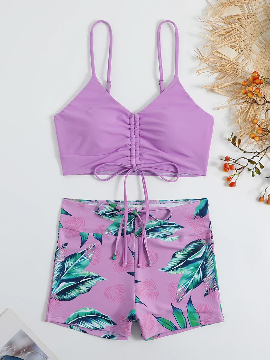Ensemble bikini violet imprimé tropical, haut noué à bretelles et shorty assorti