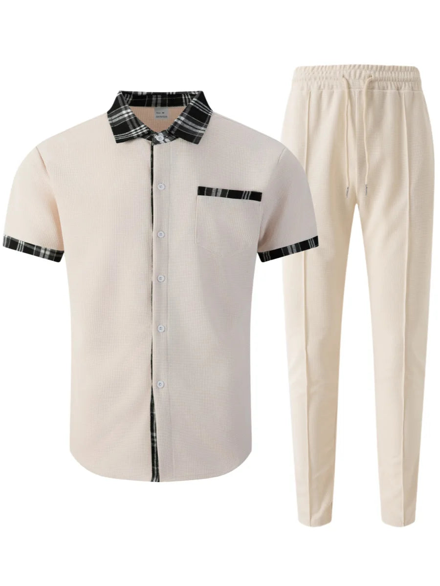 Ensemble chemise beige clair à manches courtes et col boutonné, pantalon beige clair à taille élastique