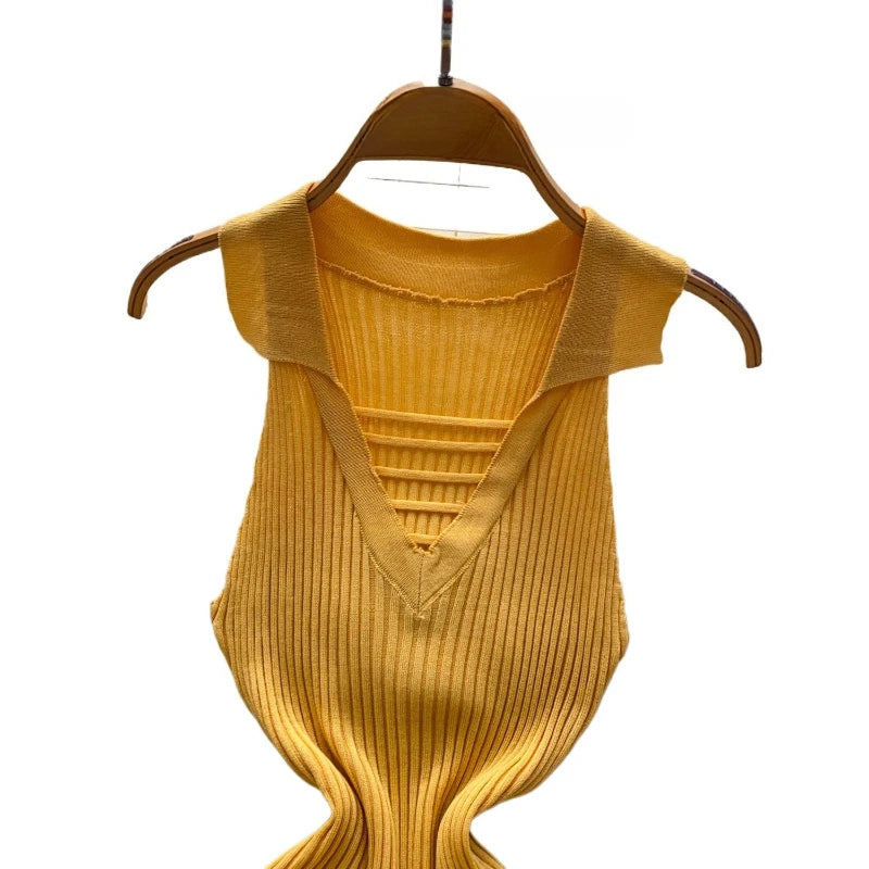 Robe mini moulante col polo en maille côtelée jaune sur cintre.