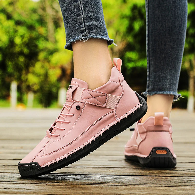 Mocassins femme en cuir roses à lacets, semelle noire crantée, vue de profil.