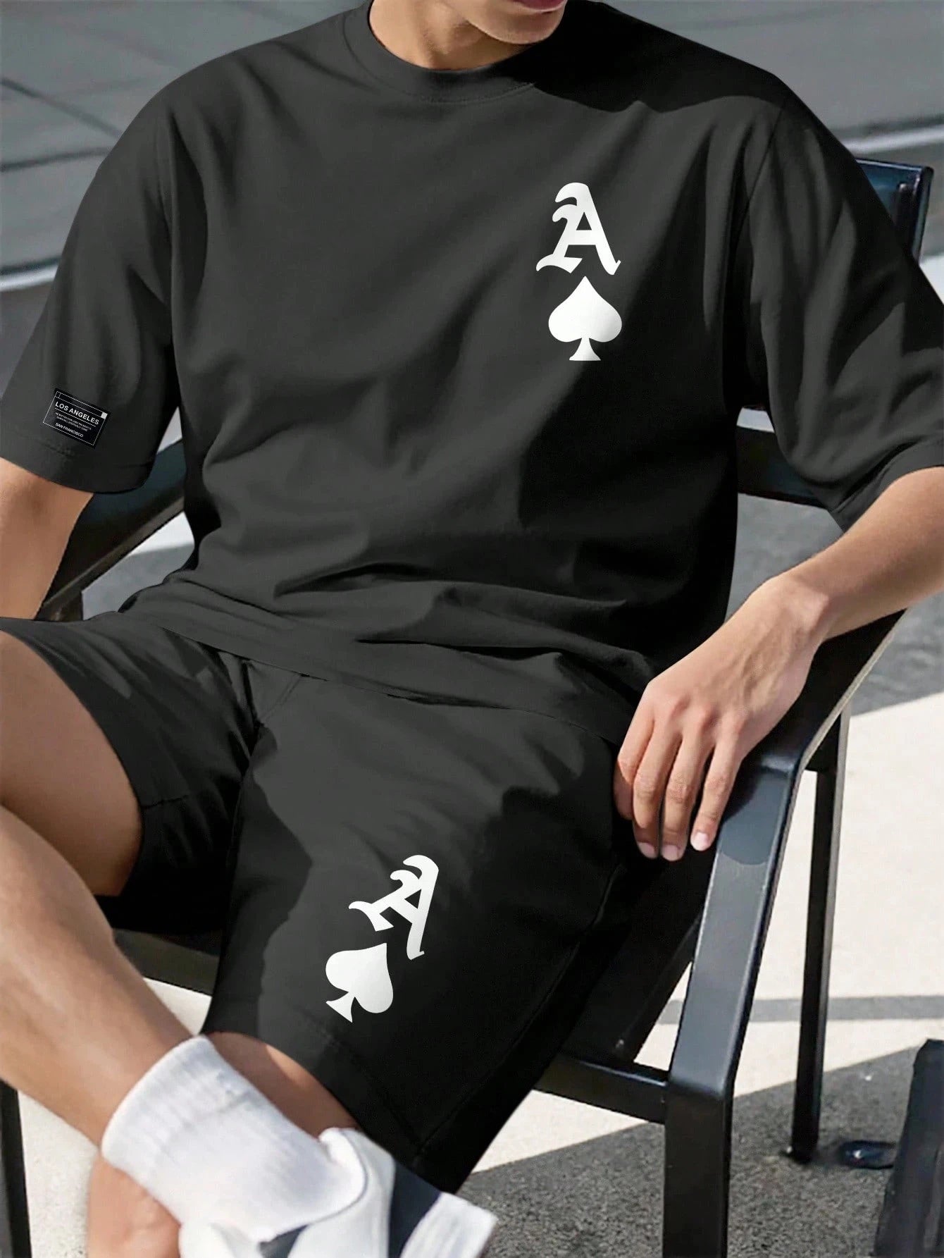 Ensemble t-shirt noir et short noir, imprimé carte A pique blanc