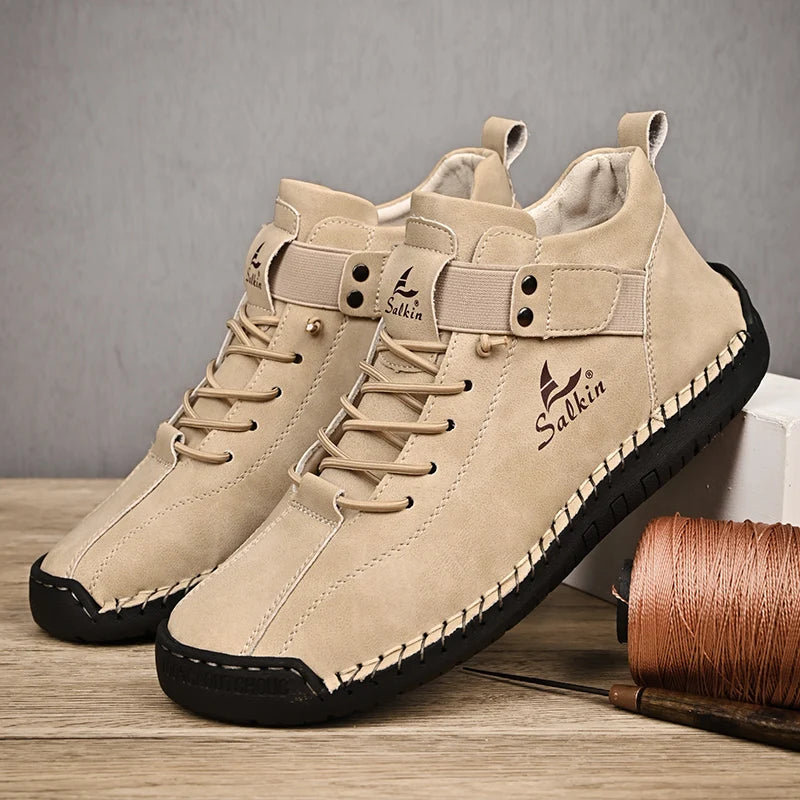 Paire de chaussures décontractées en cuir beige, lacets et bride, couture décorative.