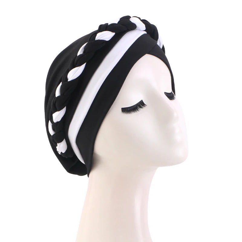 Turban tressé noir et blanc, rayures contrastées et tresse torsadée sur le dessus
