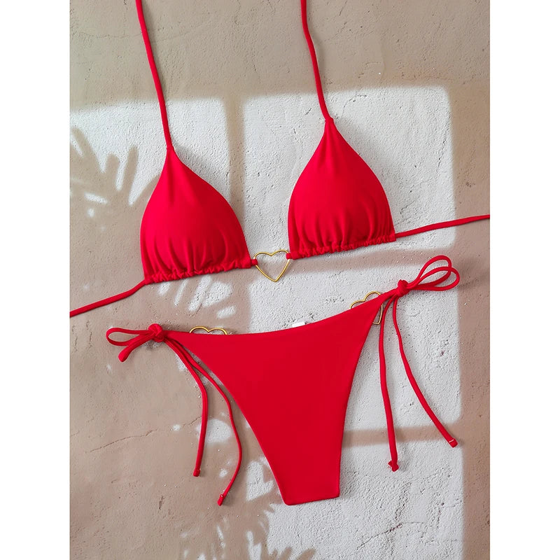 Maillot de bain rouge 2 pièces, haut triangle à nœuds et micro-slip à cordons