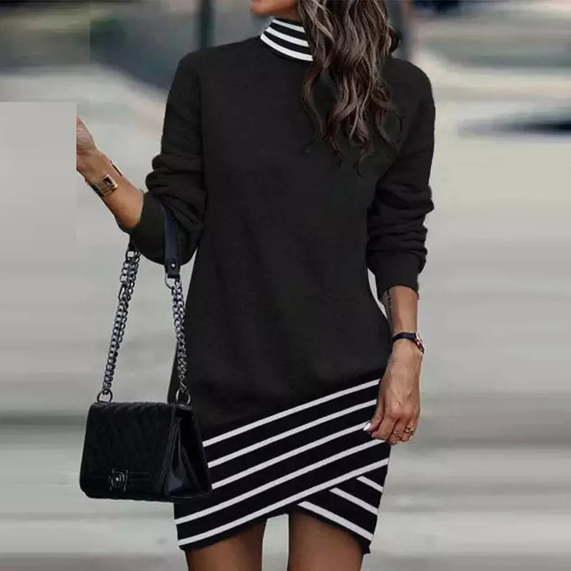 Mini robe pull col montant, manches longues, noir uni avec fin liseré à rayures blanches.