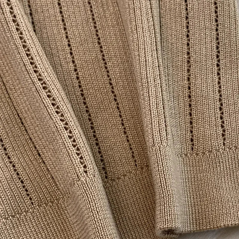Tissu de robe en maille côtelée beige, lignes verticales et texture tricotée