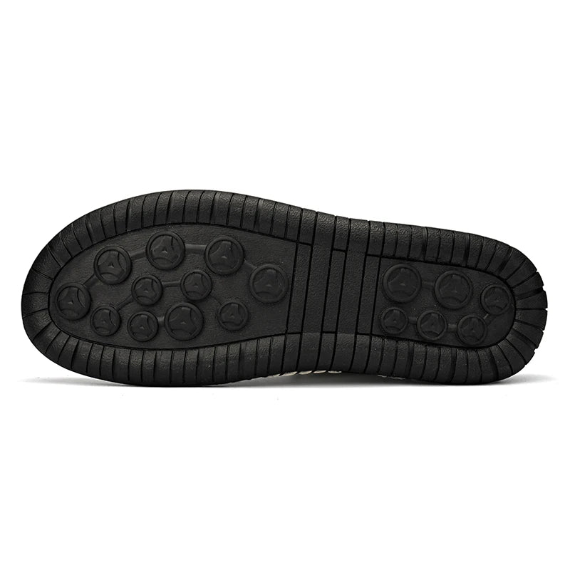 Semelle extérieure noire crantée pour chaussure décontractée homme en cuir.