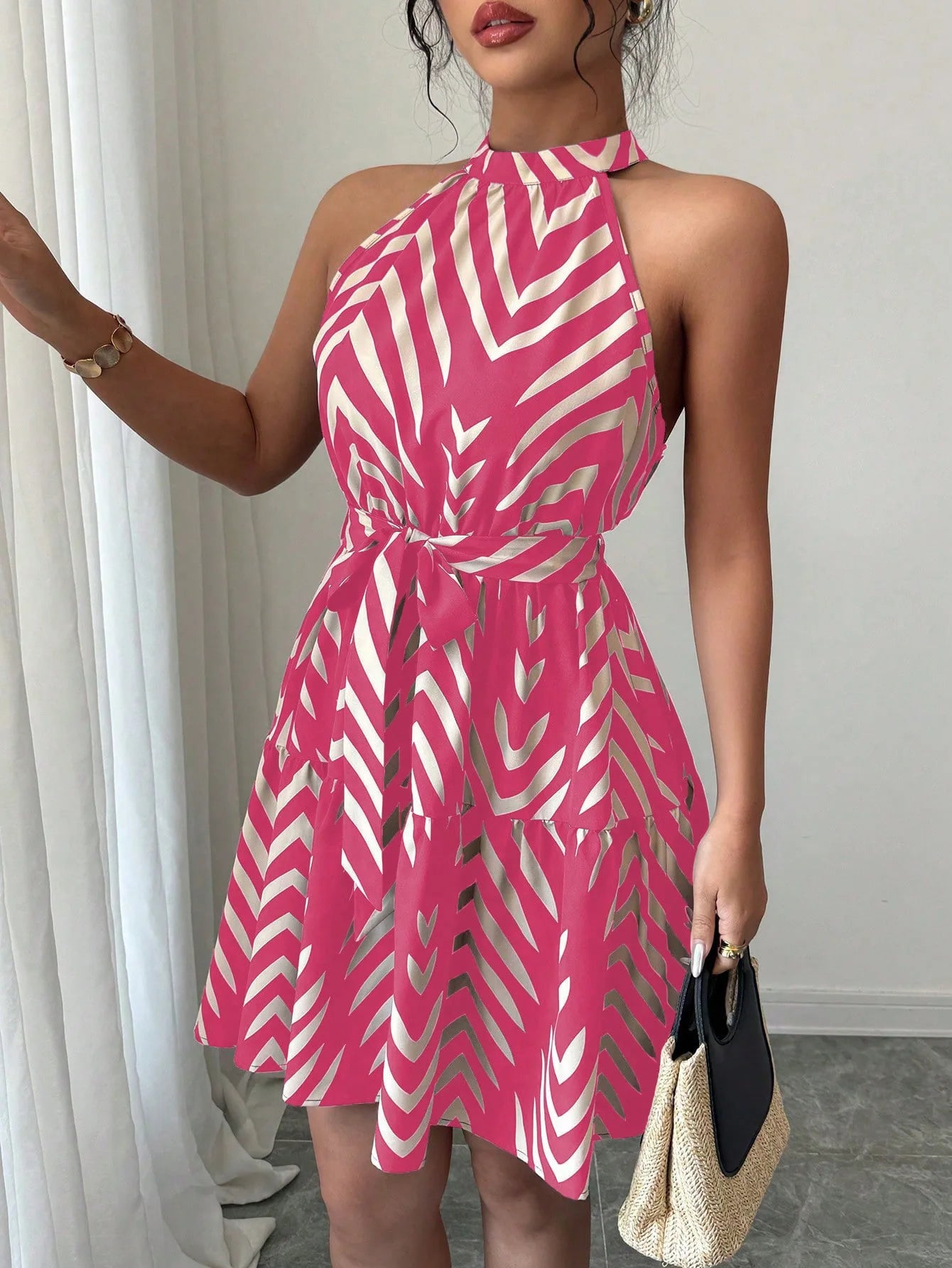 Robe midi fuchsia à col licou, sans manches, rayures ondulées, ceinture froncée