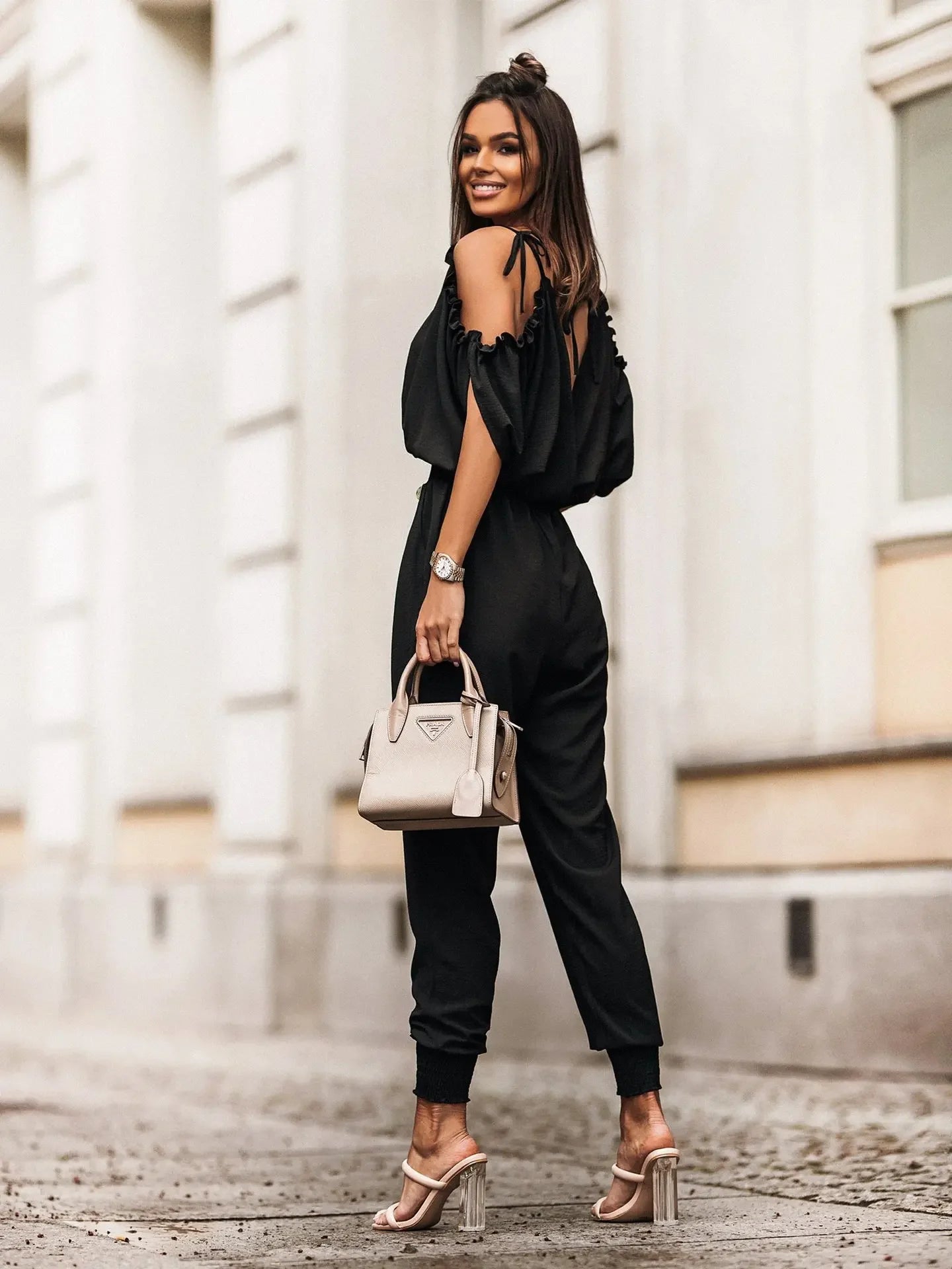 Combinaison noire à col V, épaules froncées, taille élastique et pantalon harem