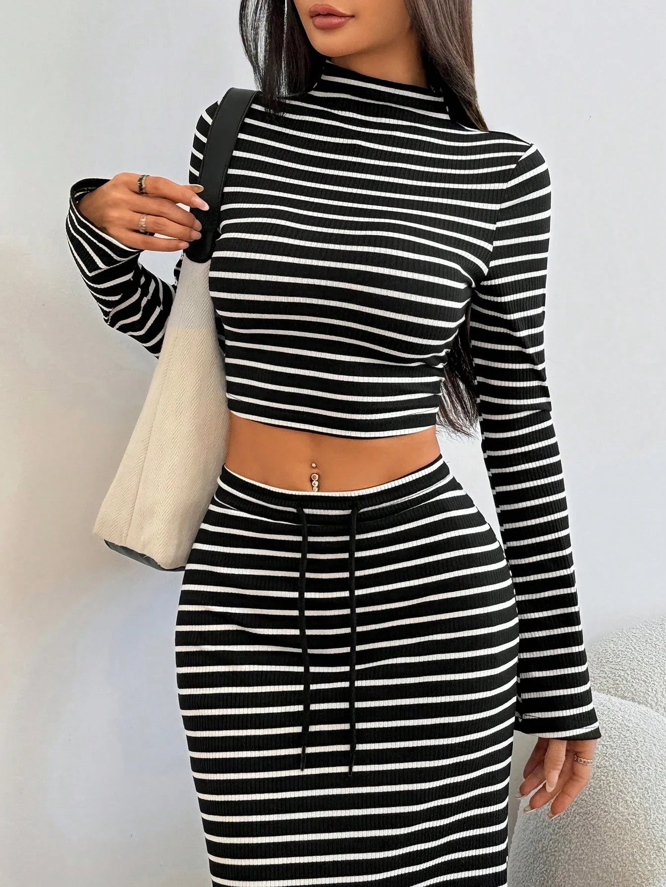 Ensemble femme rayé noir et blanc: haut court col roulé à manches longues, jupe longue