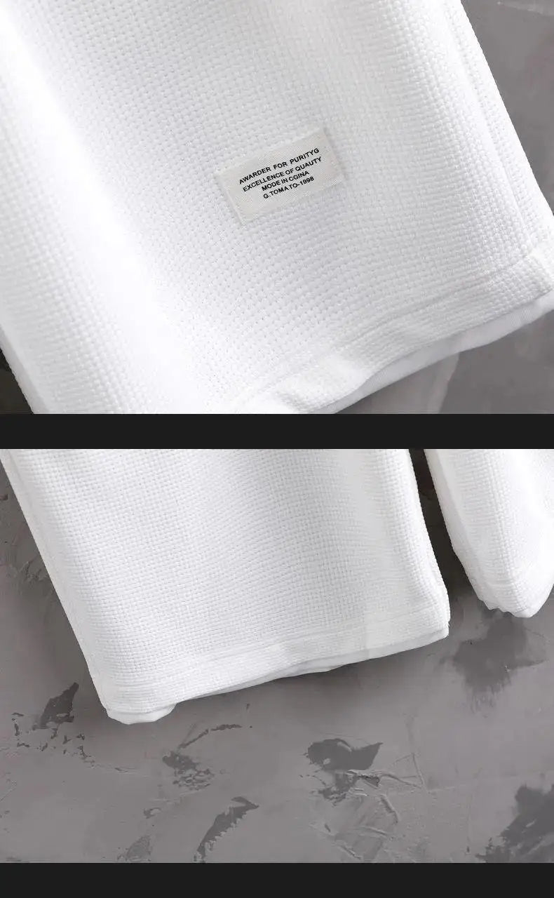 Short blanc texturé avec étiquette cousue sur le côté