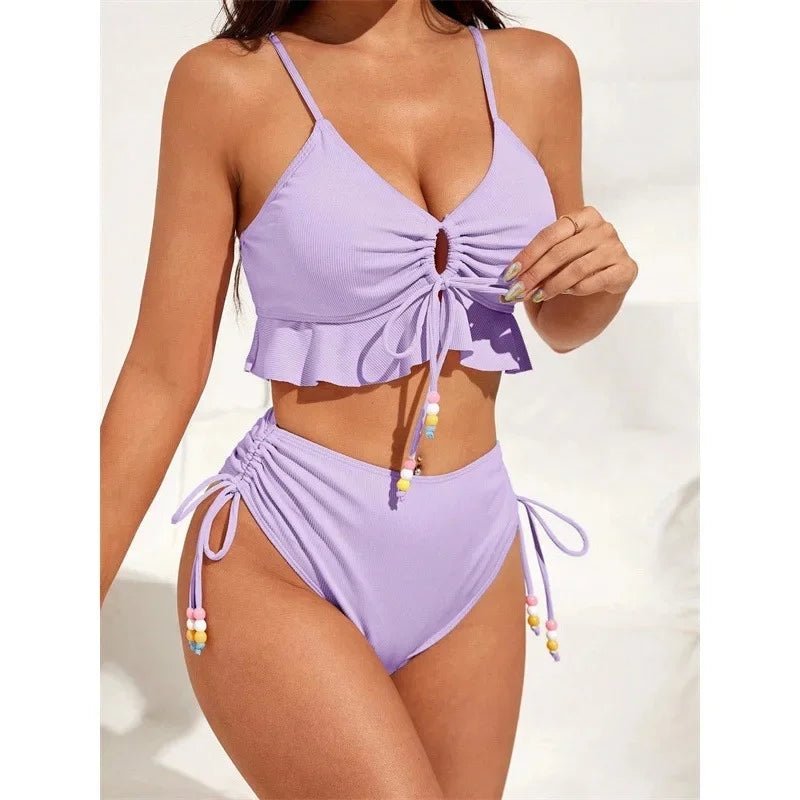 Ensemble bikini violet à volants, top triangle froncé et bas taille haute à cordons