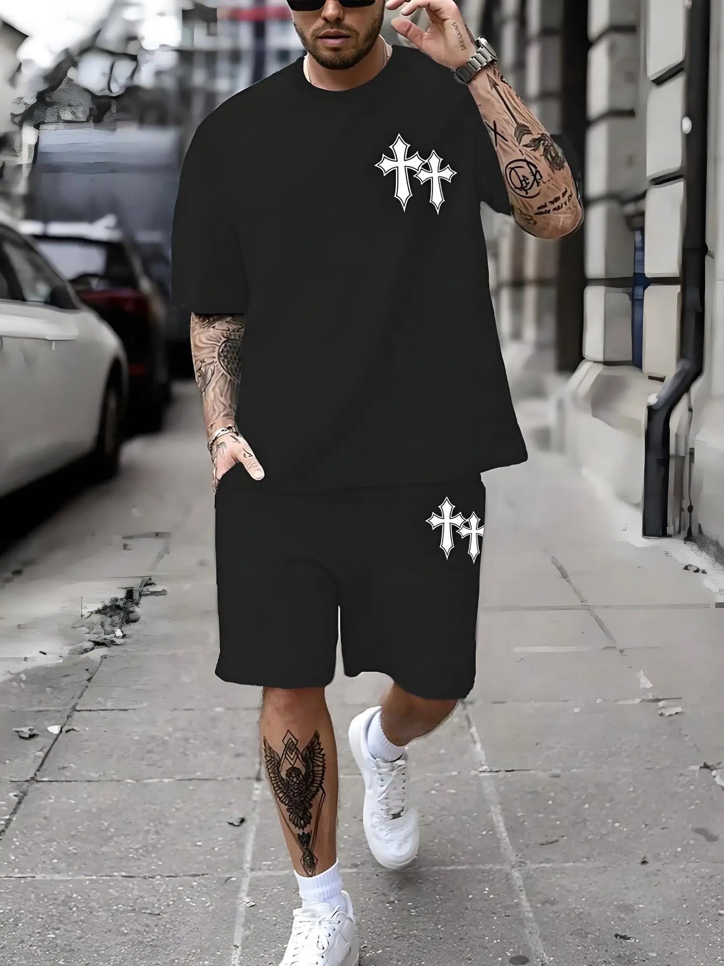 Ensemble t-shirt à col rond noir et short assorti, petits motifs croix blancs