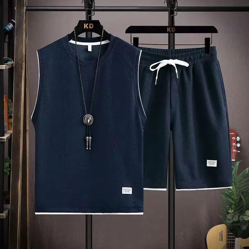 Ensemble t-shirt col rond bleu marine et short à cordon sur cintres