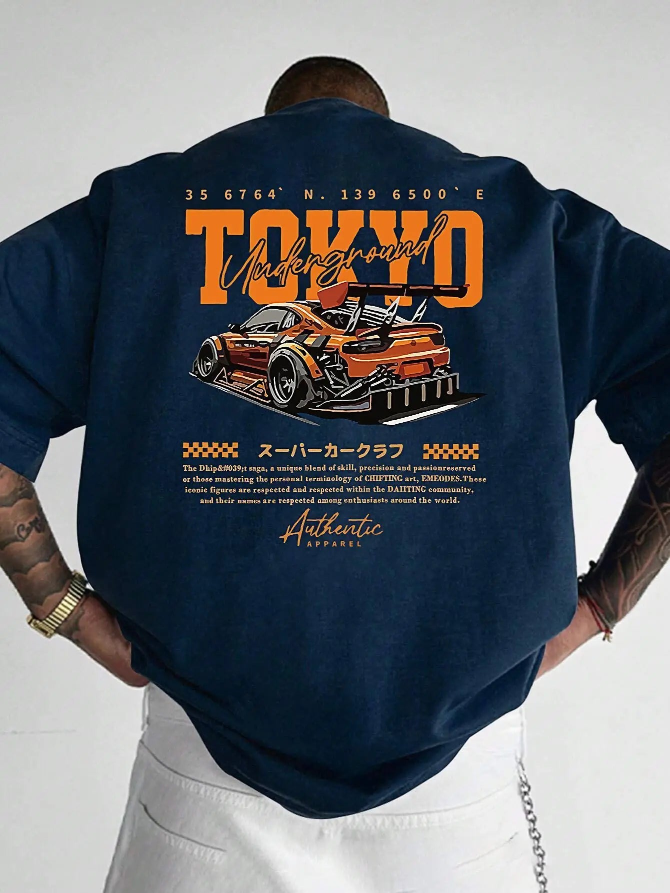 T-shirt homme bleu nuit, imprimé voiture orange au dos, col rond manches courtes.