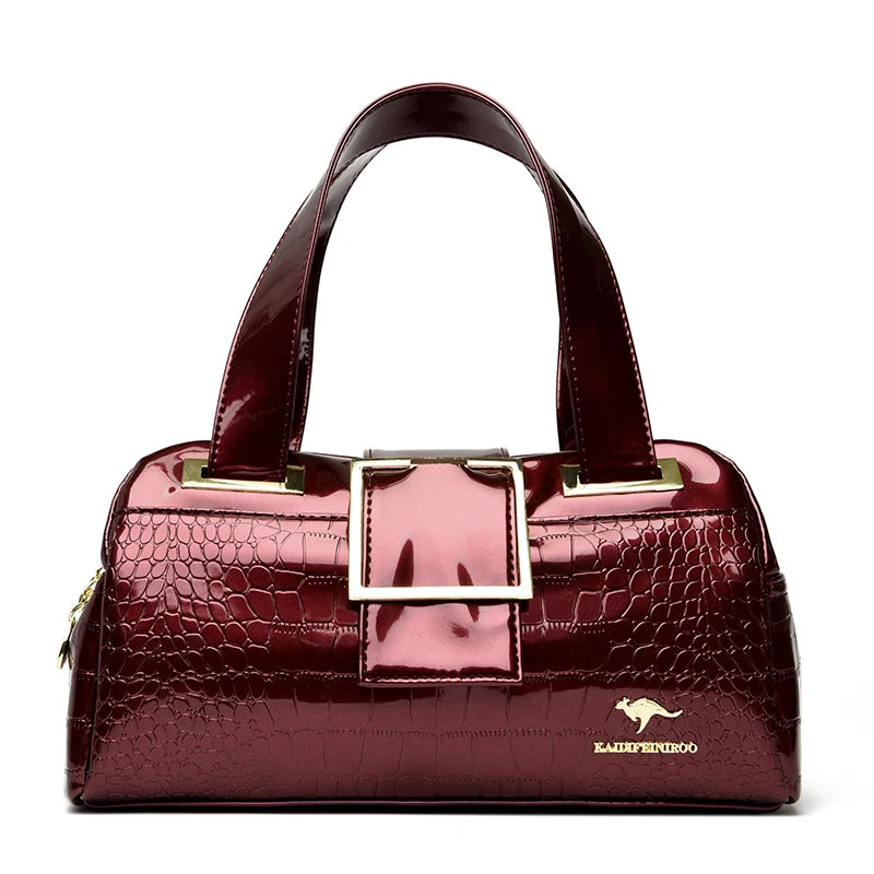 Sac à main en cuir verni rouge bordeaux à motif crocodile, avec poignées et boucle carrée