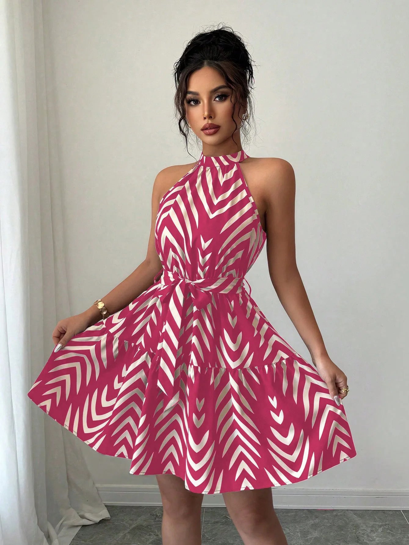 Robe midi à col licou sans manches, rayures ondulées fuchsia et blanc, ceinture nouée
