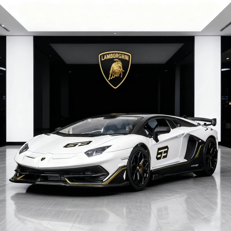 Voiture miniature supercar en métal, carrosserie blanche avec bandes vert foncé et jantes noires