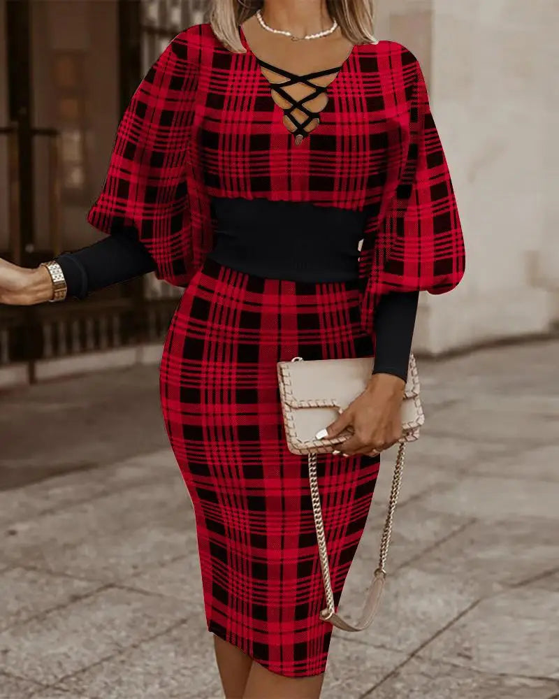 Robe midi rouge à col en V croisé, manches longues, motif carreaux noir.